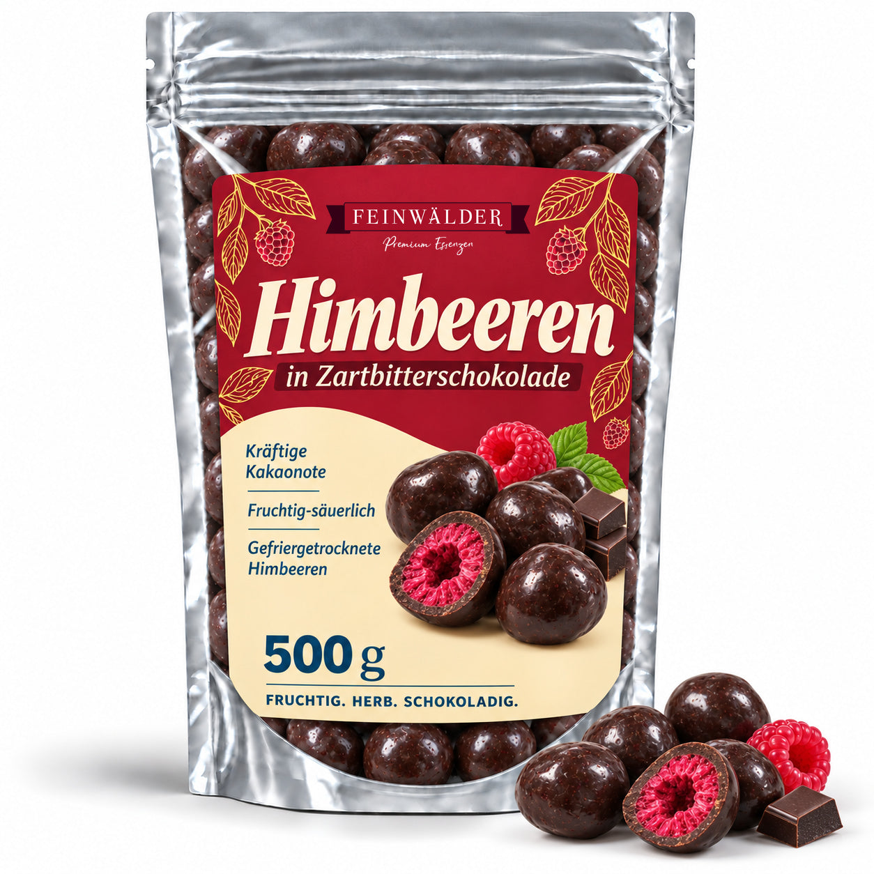 Feinwälder Himbeeren in Zartbitterschokolade im silbernen 500-g-Beutel mit passenden Schokofrüchten davor.
