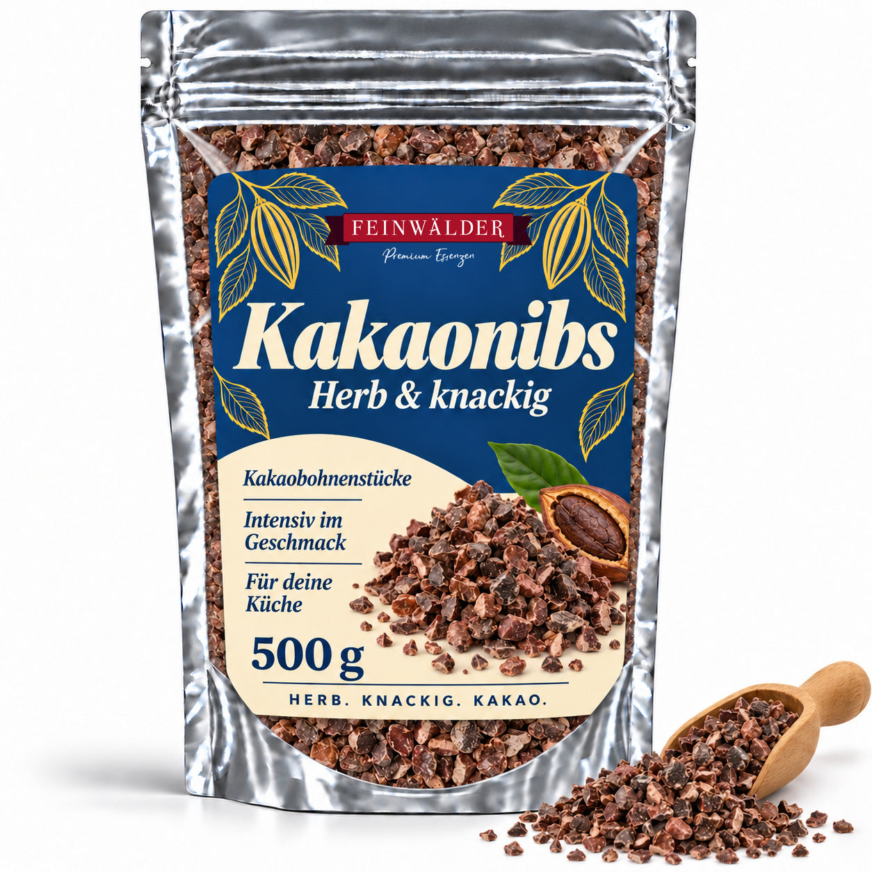 Feinwälder Kakaonibs im silbernen 500-g-Zip-Beutel mit saphirblauem Etikett, Kakaopod-Ornamenten und unregelmäßigen braunen Kakaobohnenstücken.