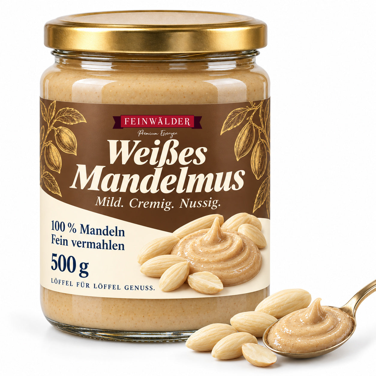 Feinwälder Weißes Mandelmus im 500-g-Glas mit goldenem Deckel und mokka-cremefarbenem Etikett; daneben blanchierte Mandeln und ein Löffel Mandelmus.